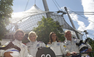 Das Weltmeisterduo ergänzt die bunte Palette an prominenten Fahrern, die bislang ein Scirocco R-Cup-Fahrzeug pilotierten.